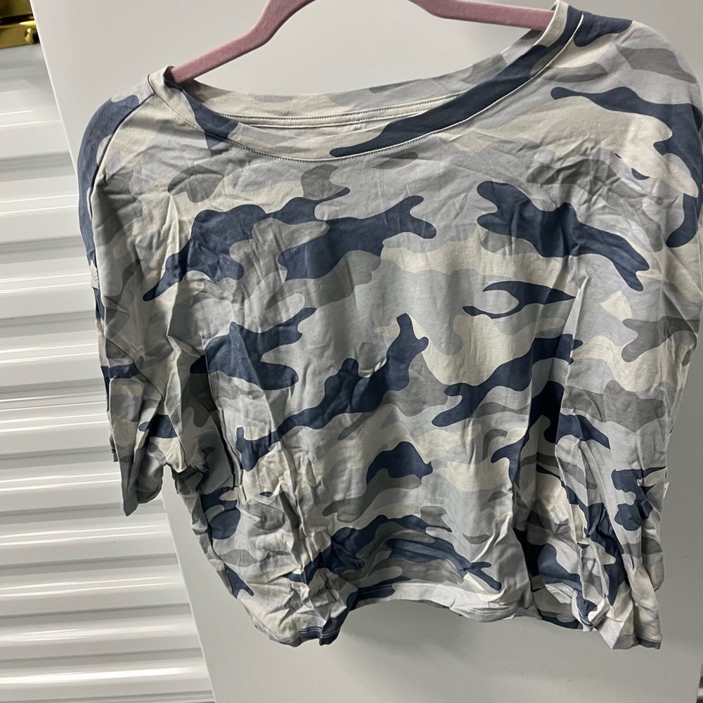 Old Navy Blue and Gray Camouflage Women's Tee